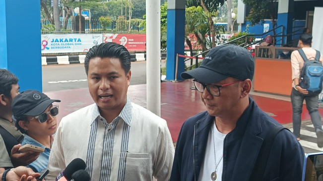 Erie Prasetyo, Direktur Utama PT Hijau Dipta Manajemen (pakai topi) melaporkan Ayu Chairun Nurisa ke Polda Metro Jaya, Selasa (7/10/2025). (Selvianus Kopong Basar / FTNews.co.id)